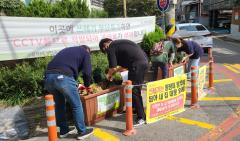 장안구 연무동, 대형 꽃화분으로 깨끗한 특화거리 만들기