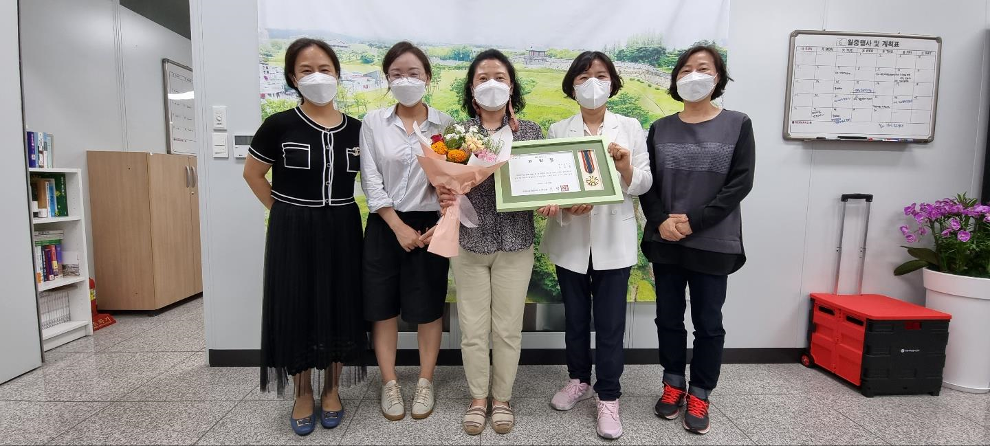 연무동 사회복지실무원, 수원시장 표창장 전수