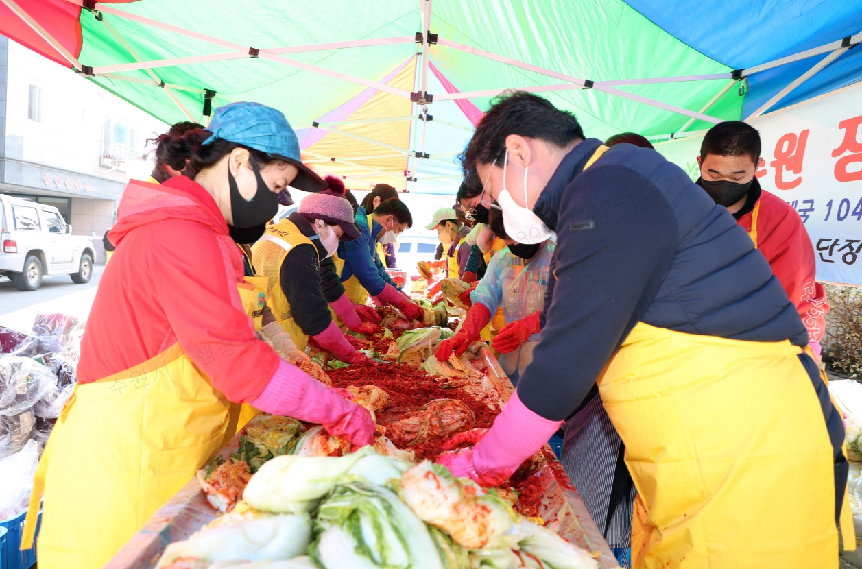 수원징검다리봉사단, 장안구 정자2동에 김장김치 2,000kg 연탄 5,000장 기부