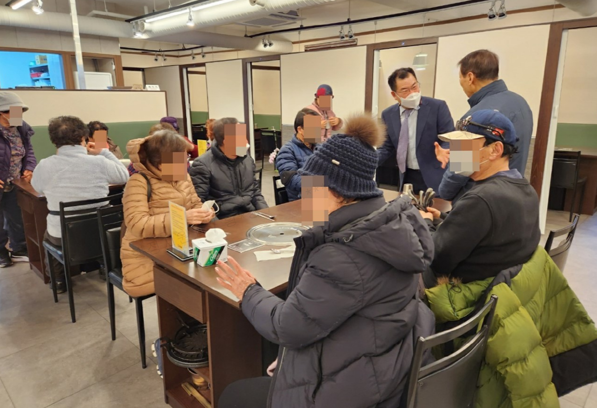 장안구 파장동 관내 식당 우리家, 경로당 어르신 100여 명에게 신년맞이 떡국 대접