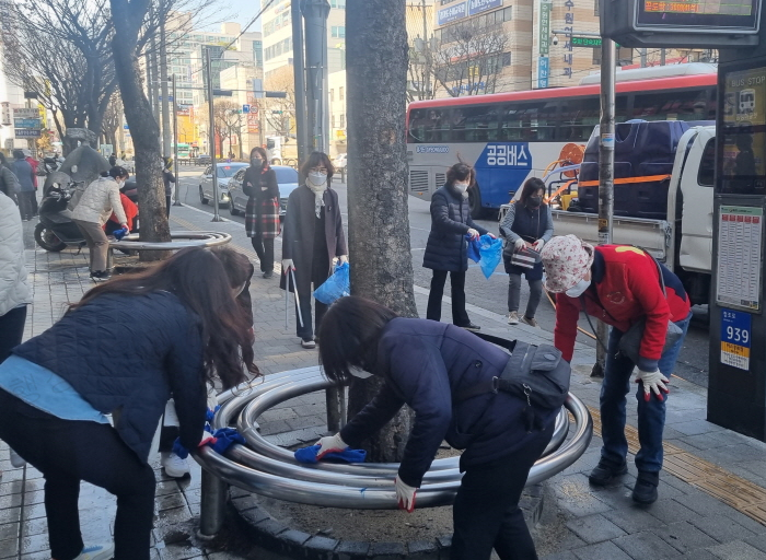 장안구 영화동 행정복지센터,  새봄 앞두고 지역 주민들과 마을 대청소