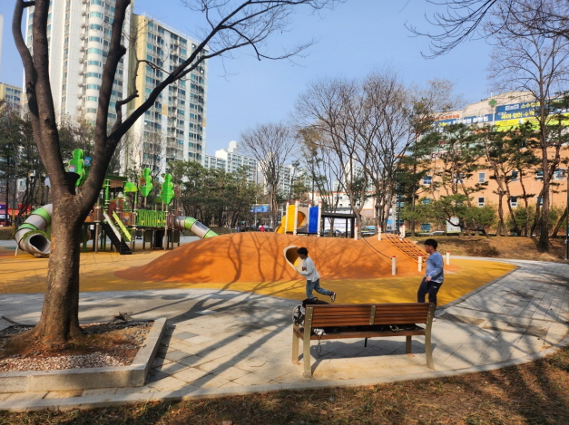 장안구 노후 어린이공원 온 가족 위한 친환경 쉼터로 거듭난다