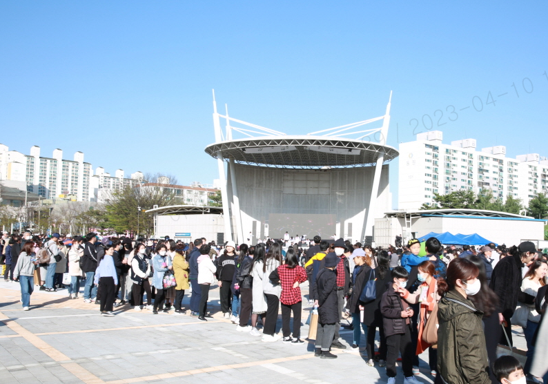 4년 만에 ‘다시 봄 속으로!’ ...  ‘2023 만석거 벚꽃축제’ 5천여 시민 함께 즐겼다_01