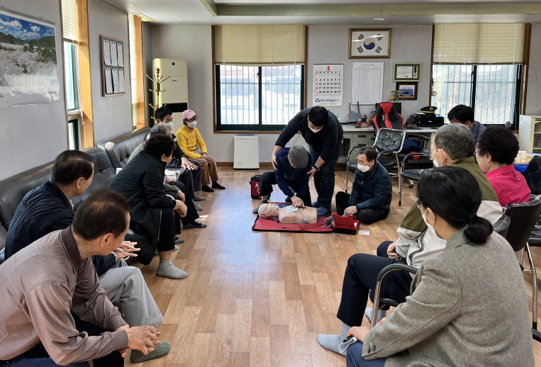 “AED 사용법 어렵지 않아요” ...  수원시 장안구 파장동 행정복지센터, 어르신 자동심장충격기 활용 교육