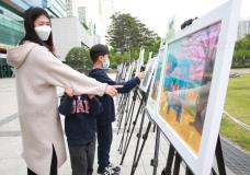 장안구 ‘2023 만석거 벚꽃축제 - 못다 한 이야기展’ 개최 ... 아이 작품 보며 가족 웃음꽃 ‘활짝’