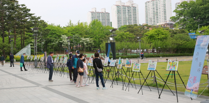 장안구 ‘2023 만석거 벚꽃축제 - 못다 한 이야기展’ 개최 ... 아이 작품 보며 가족 웃음꽃 ‘활짝’ 02