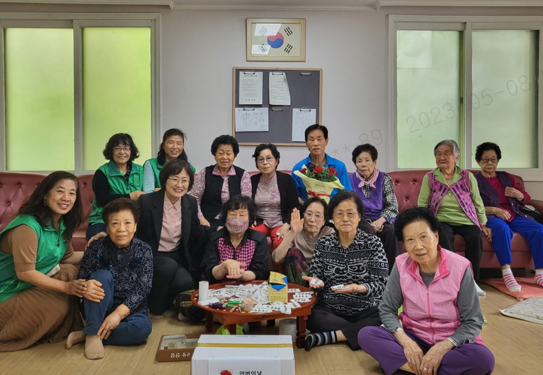 장안구 조원2동 새마을부녀회,  경로당에 어버이날 카네이션 화분과 ‘효도 떡’ 전달