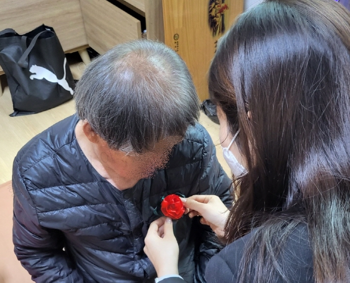 “어버이날에 더 외로우시지 않도록” ... 수원시 장안구 율천동 행정복지센터, 홀몸 어르신 위한 ‘사랑의 카네이션’ 전달