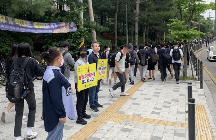 “스쿨존 교통사고 이제 그만!” ... 장안구 조원2동 주민자치회, 통학로 보행안전 캠페인 전개 01