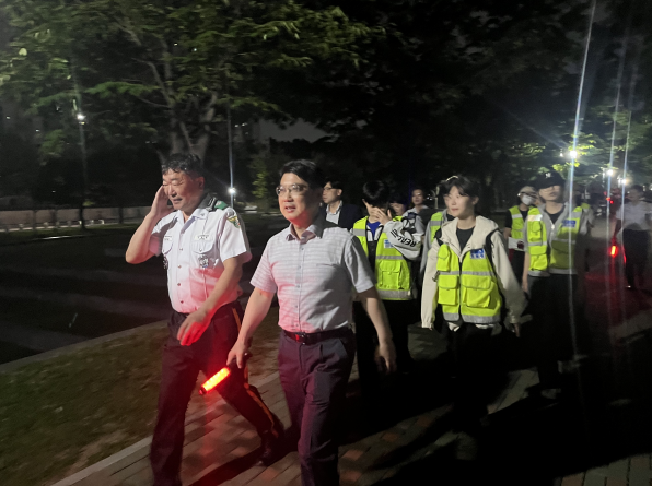 장안구 연무동 행정복지센터?방범기동순찰대, 주민 안전 지키는 ‘야간 합동순찰’ 02