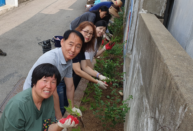 장안구 율천동 후미진 골목길에 ‘담장 화단’ 조성 01