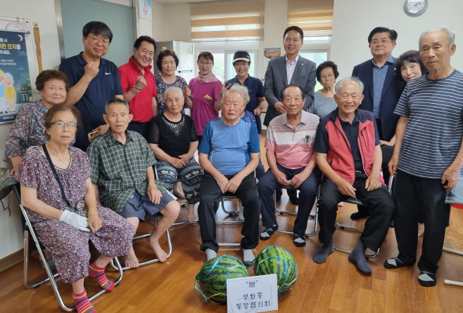 장안구 영화동 통장협의회, 지역 경로당에 ‘통큰 수박, 통큰 선물’