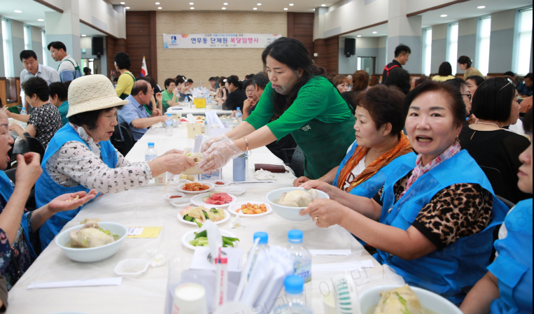 “마을을 위해 더 열심히 봉사하겠습니다” ... 장안구 연무동 주민 단체원 위한 복달임 행사