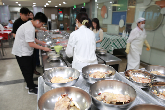 장안구, 직원 격려 ‘초복맞이 복달임’ ... “건강하게 더 나은 대민 서비스 최선” 당부