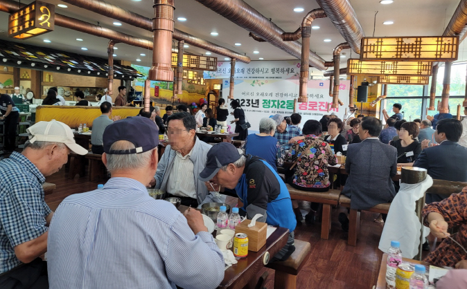 장안구 정자2동,  경로잔치 성황리에 개최...‘어르신들 웃음꽃 활짝’