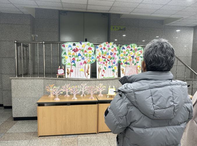 장안구 조원1동 지사협, ‘건강한 정신으로 100세까지!’ 치매예방 교육 작품전시회 열어