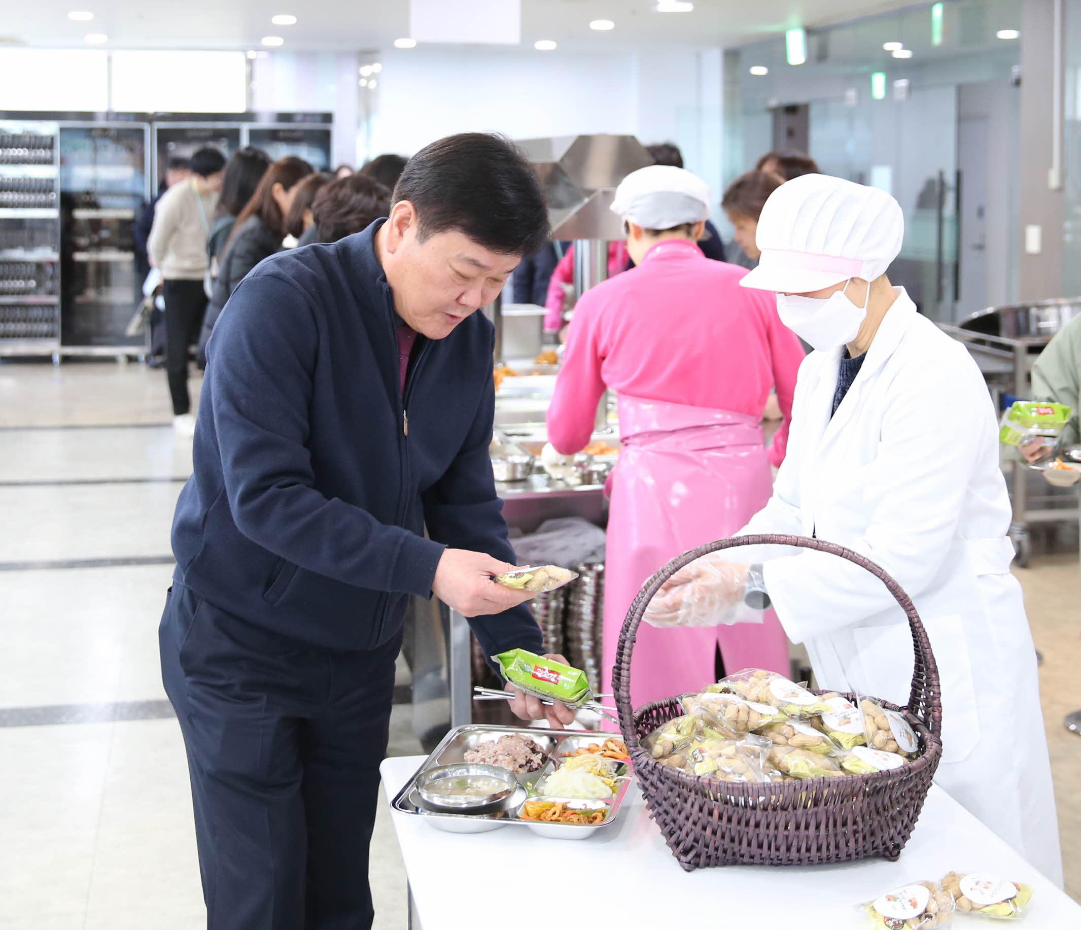 장안구, 정월대보름 맞이 직원 격려 위한 오곡밥 나눔 행사