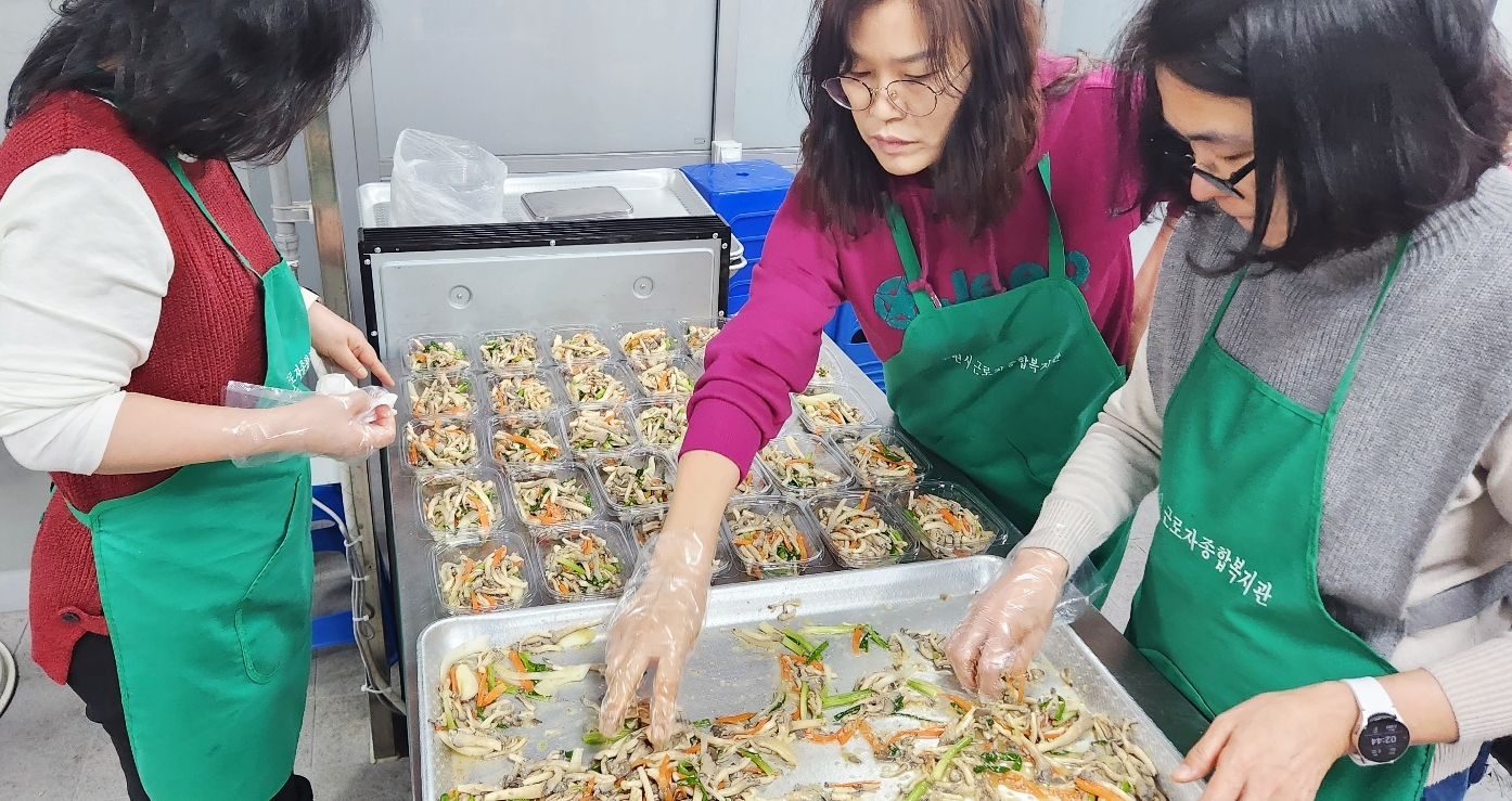 수원시 노동자종합복지관, 장안구 정자3동 저소득층 노인 가구에 정성 담은 반찬 전달