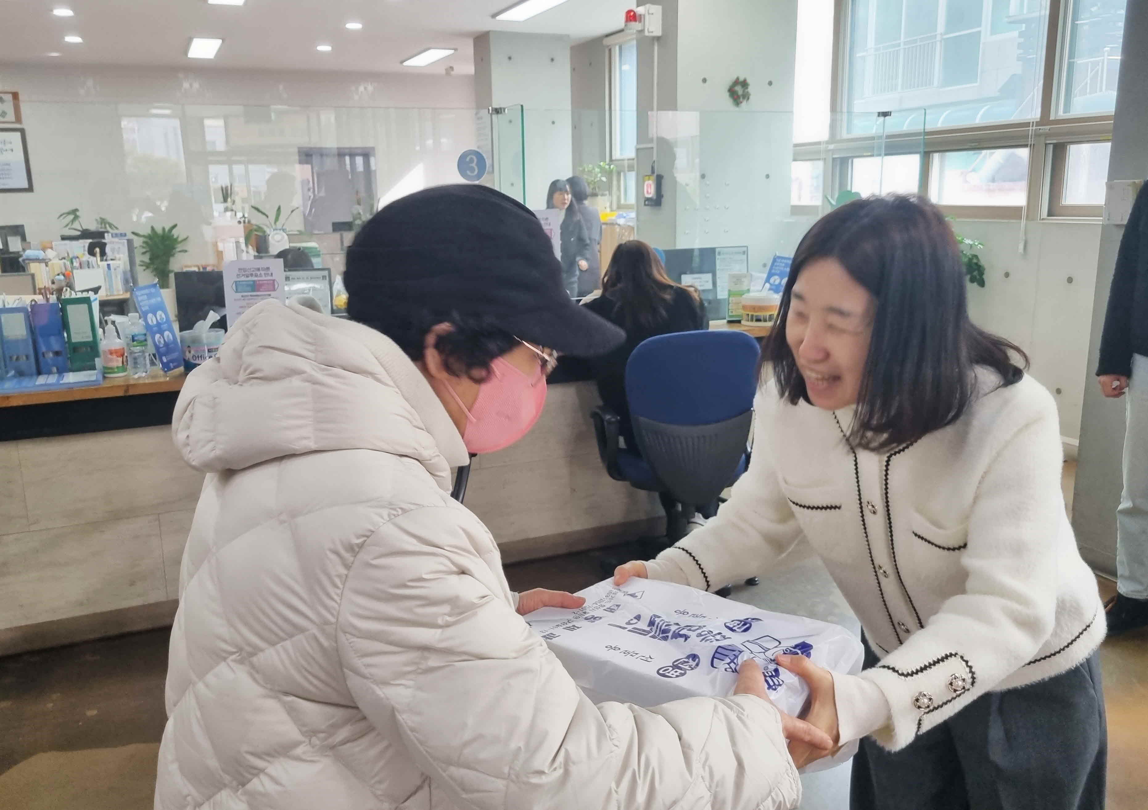 장안구 송죽동 지역사회보장협의체,  폐지 줍는 어르신에 추억의 옛날 과자 선물