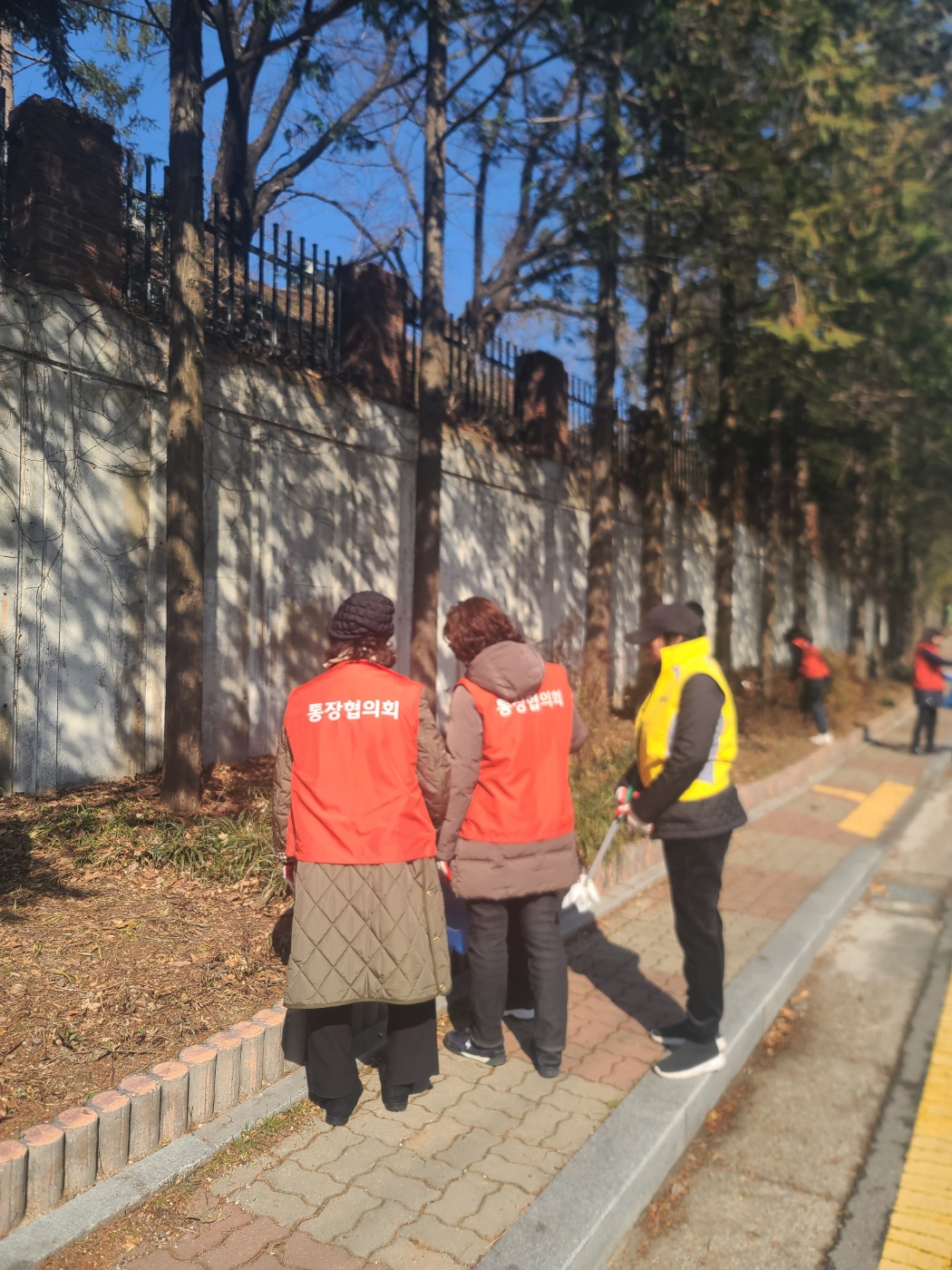 조원2동을 구석구석 쓸고 닦아  빛나는 봄날을 선사합니다!