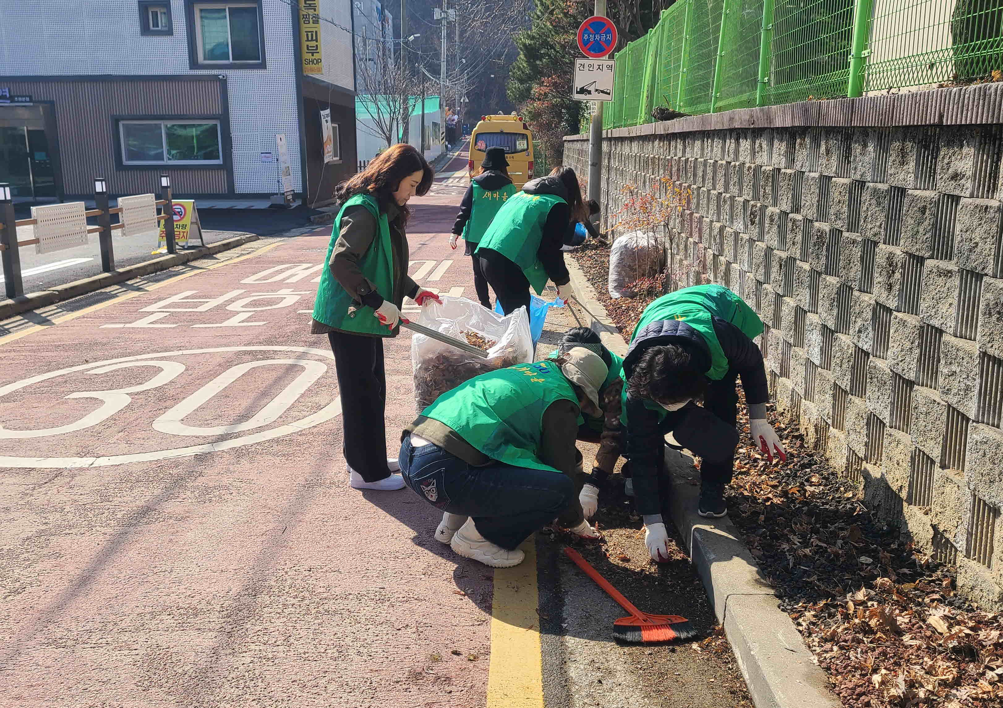 조원2동을 구석구석 쓸고 닦아  빛나는 봄날을 선사합니다!