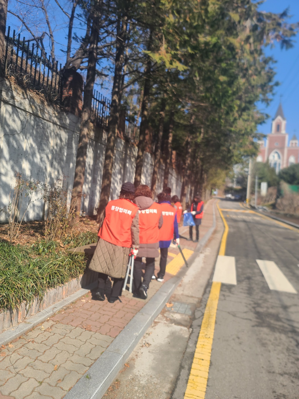 조원2동을 구석구석 쓸고 닦아  빛나는 봄날을 선사합니다!