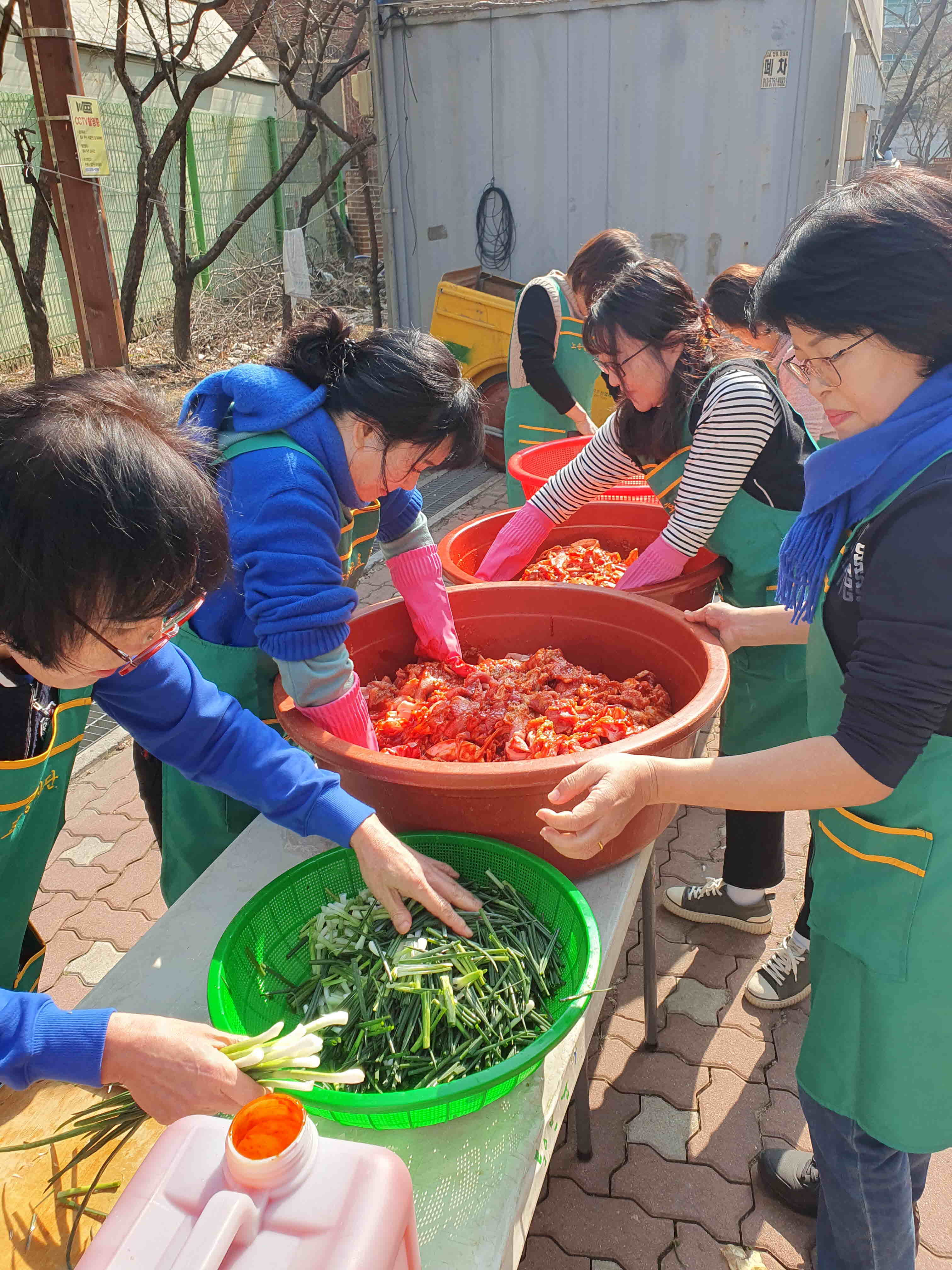 장안구 파장동 노송골 효 봉사단,  봄내음 넘치는 밑반찬 전달