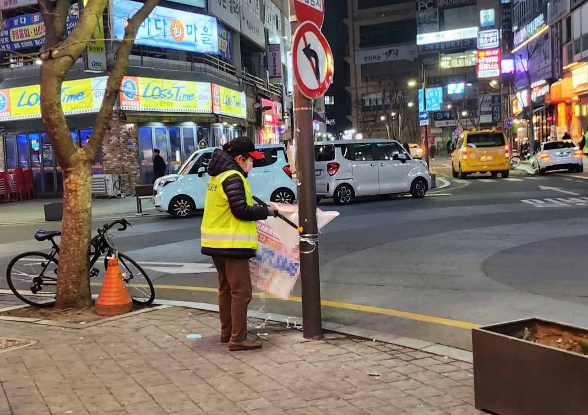 장안구, 개학 맞이 불법광고물 합동 단속