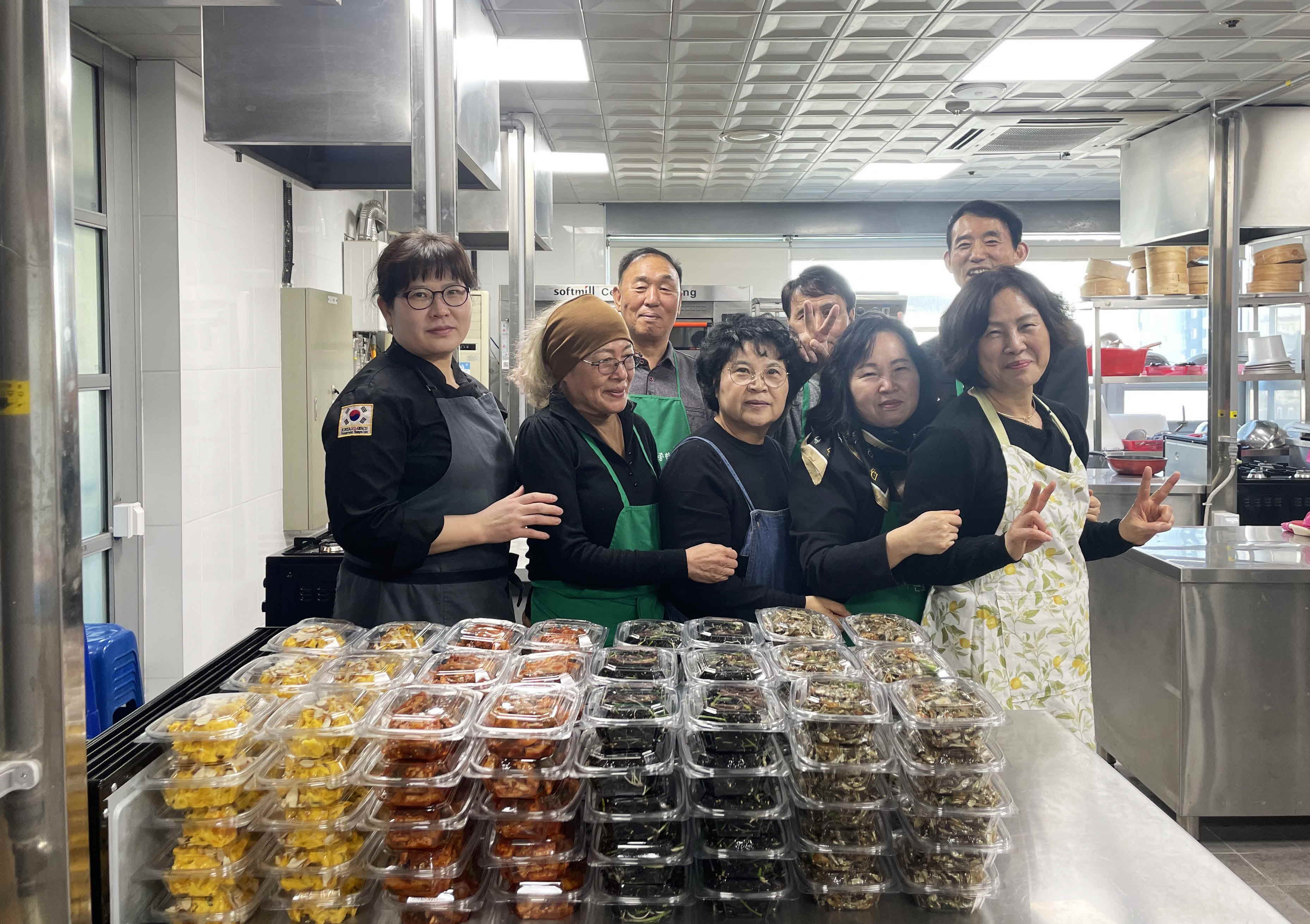 수원시 노동자종합복지관, 정자3동  저소득층 노인 가구에 반찬 전달