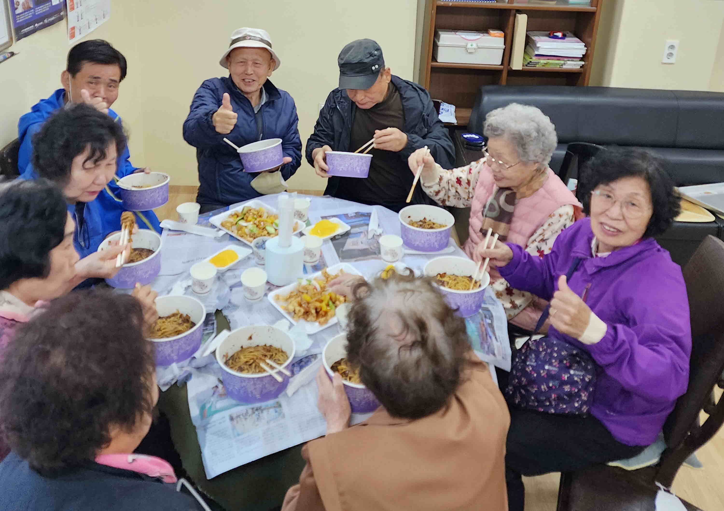 장안구 율천동 경로당 어르신들께  식사 대접하며 효 실천