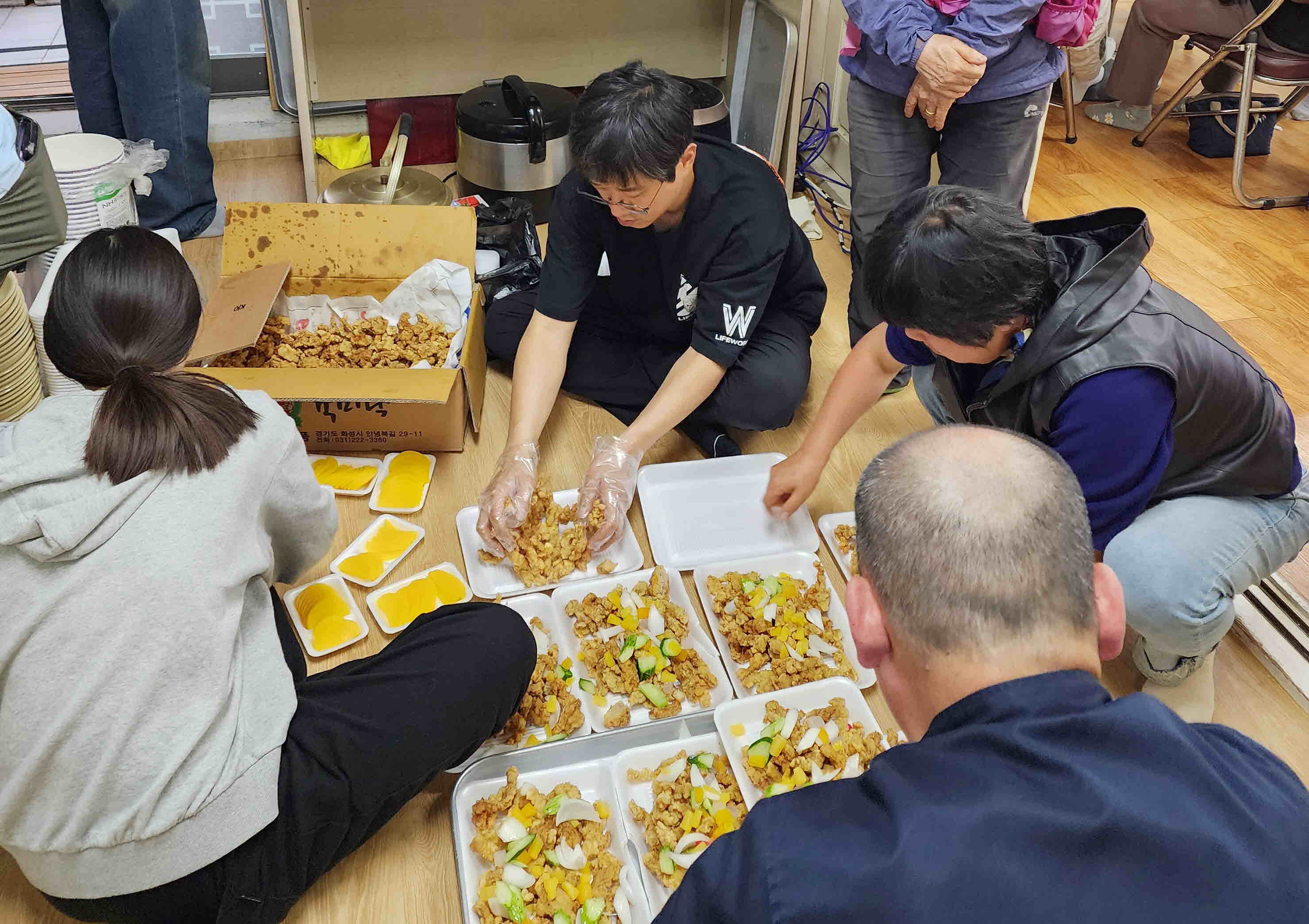 장안구 율천동 경로당 어르신들께  식사 대접하며 효 실천