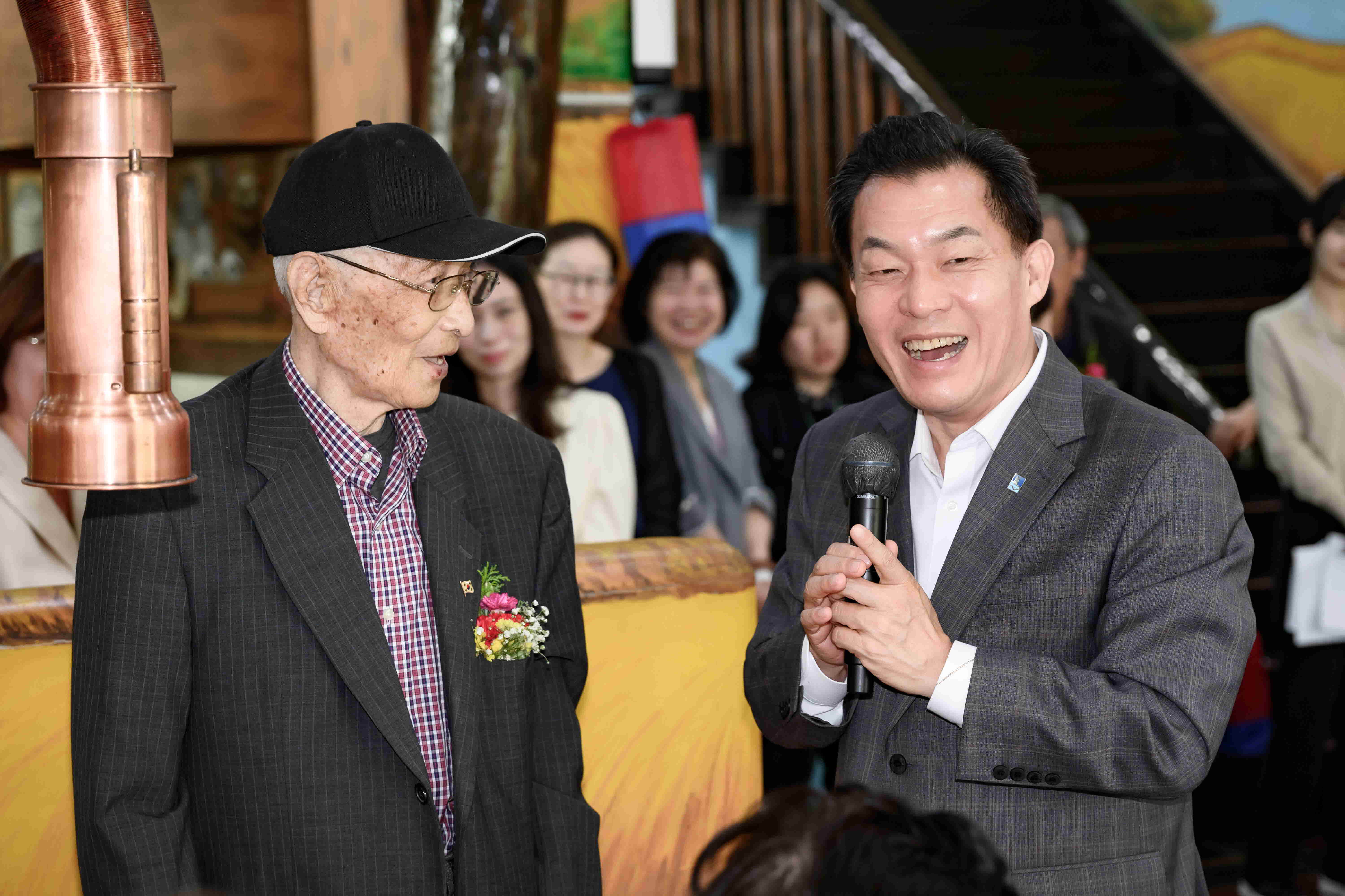 “갈비탕으로 전하는 어르신에 대한 온정”  장안구 조원1동 경로잔치 성황리 개최