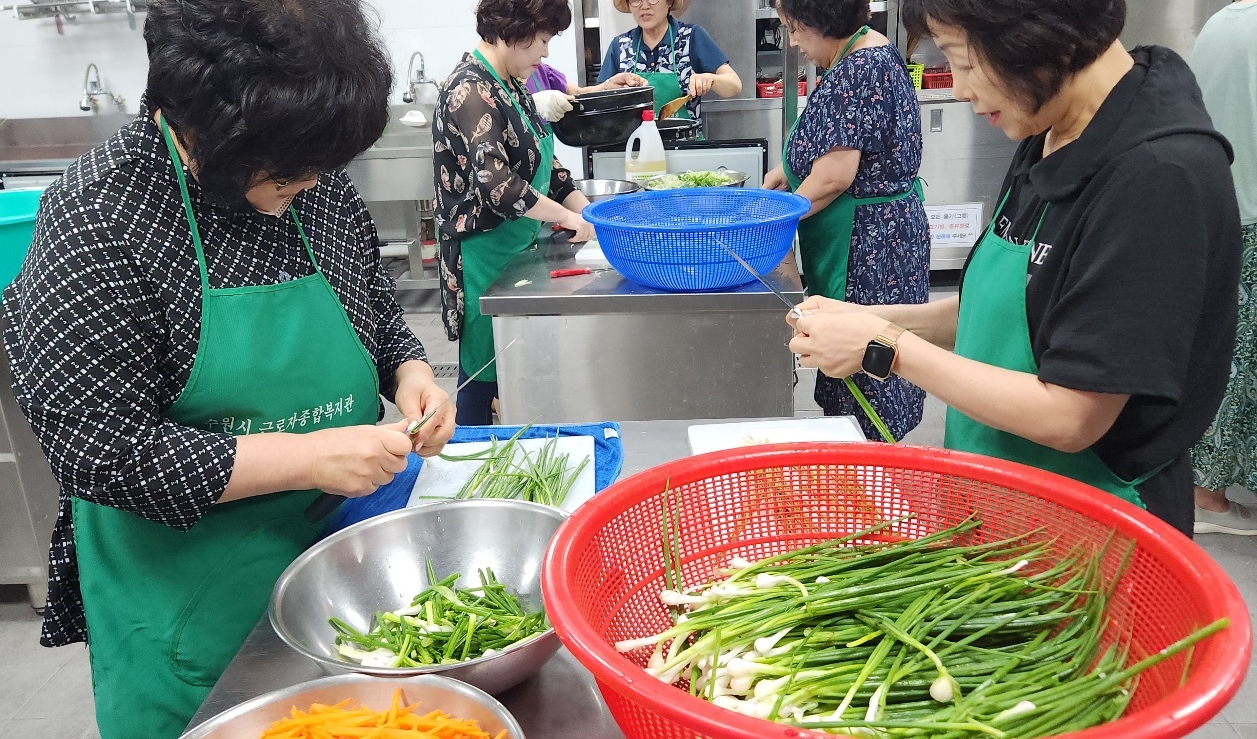 수원시 노동자종합복지관, 정자3동 저소득층 노인 가구에 반찬 전달