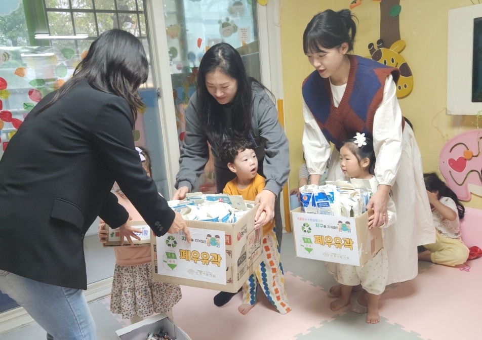 선경어린이집, 건전지·우유팩 송죽동 행정복지센터에 전달