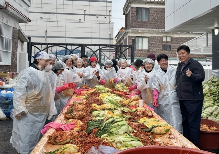 연무시장 상인회, 제13회 사랑의 김장나눔 행사 진행