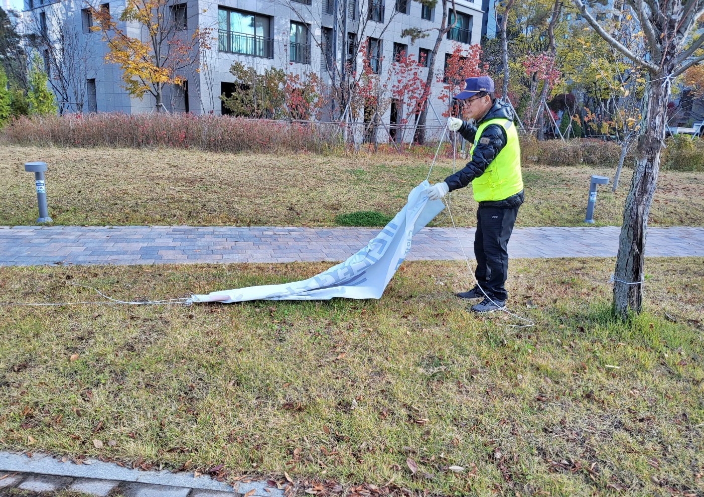 장안구, 공원 내 노후화된 현수막 일제 정비