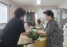 수원시 장안구 송죽동, 복날 맞아 경로당에 시원한 수박 전달