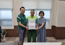 수원시 장안구 정자3동 주민자치회, 말복 맞아 환경관리원에 감사 물품과 삼계탕 전달