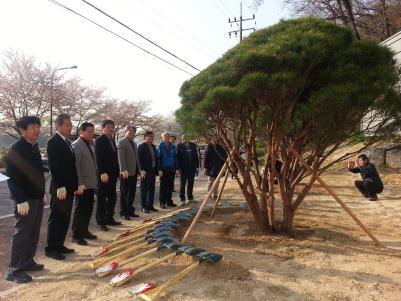 장안구 반딧불이화장실 앞 기념식수 행사 가져