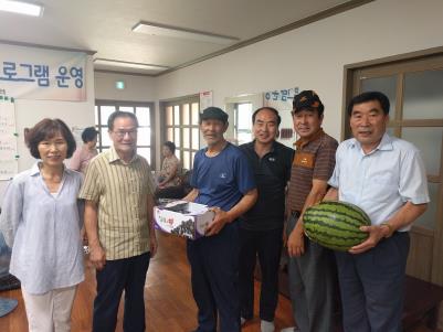 영화동 주민자치위원회 경로당에 수박 전달