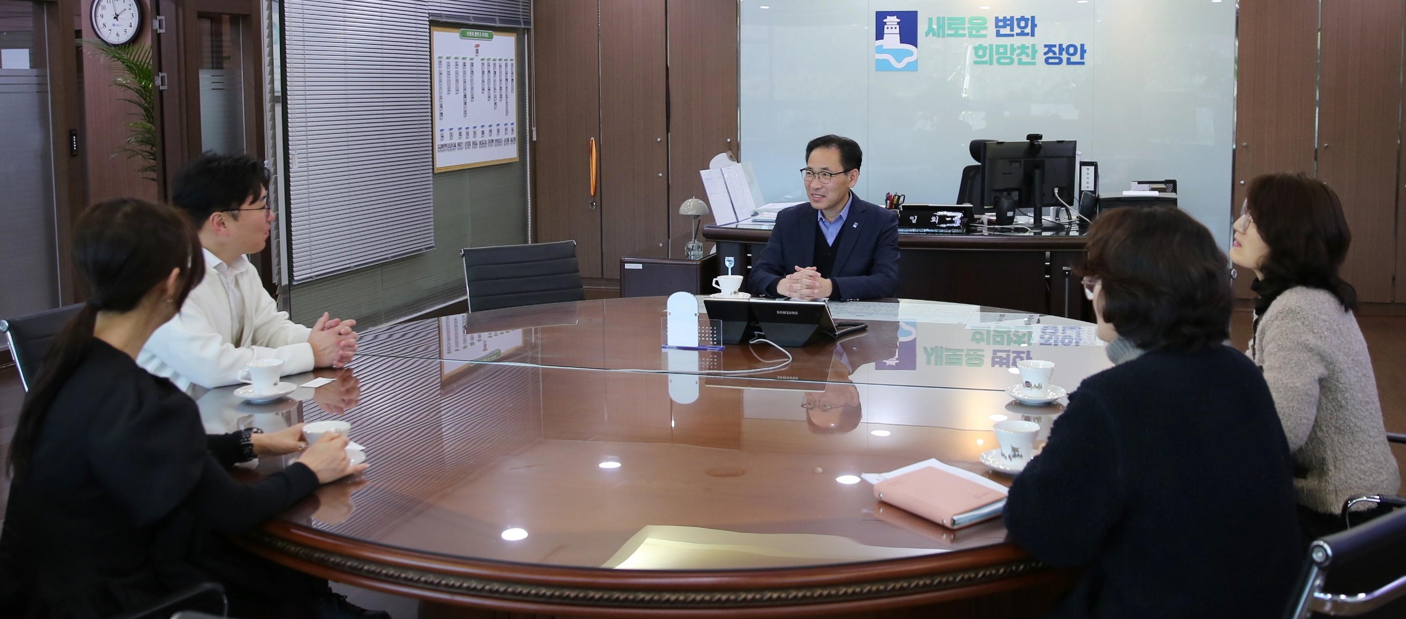 액티브아이티(주) 이웃돕기 기부금 전달식2번 사진