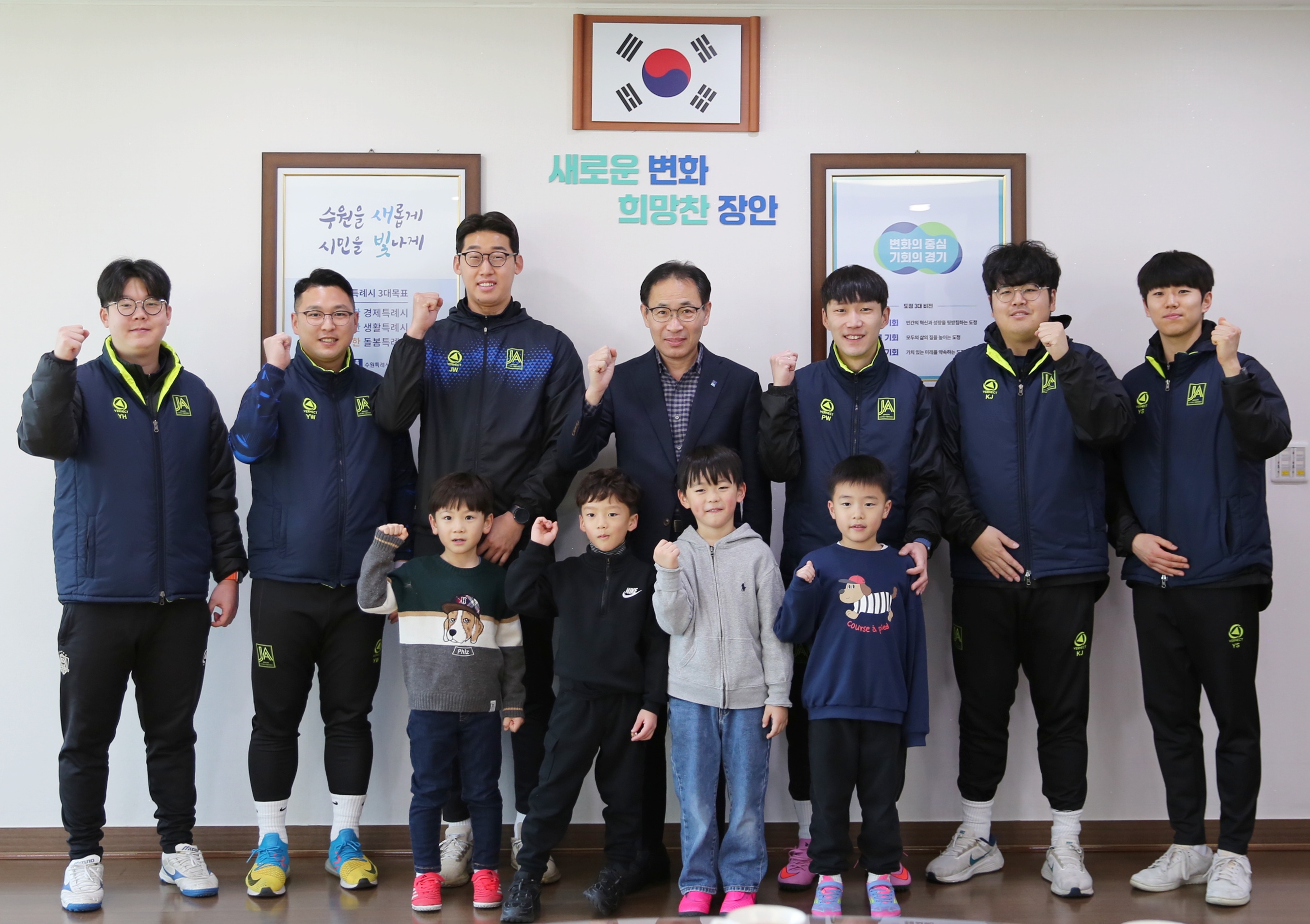 장안리틀풋볼아카데미 기부 전달식2번 사진