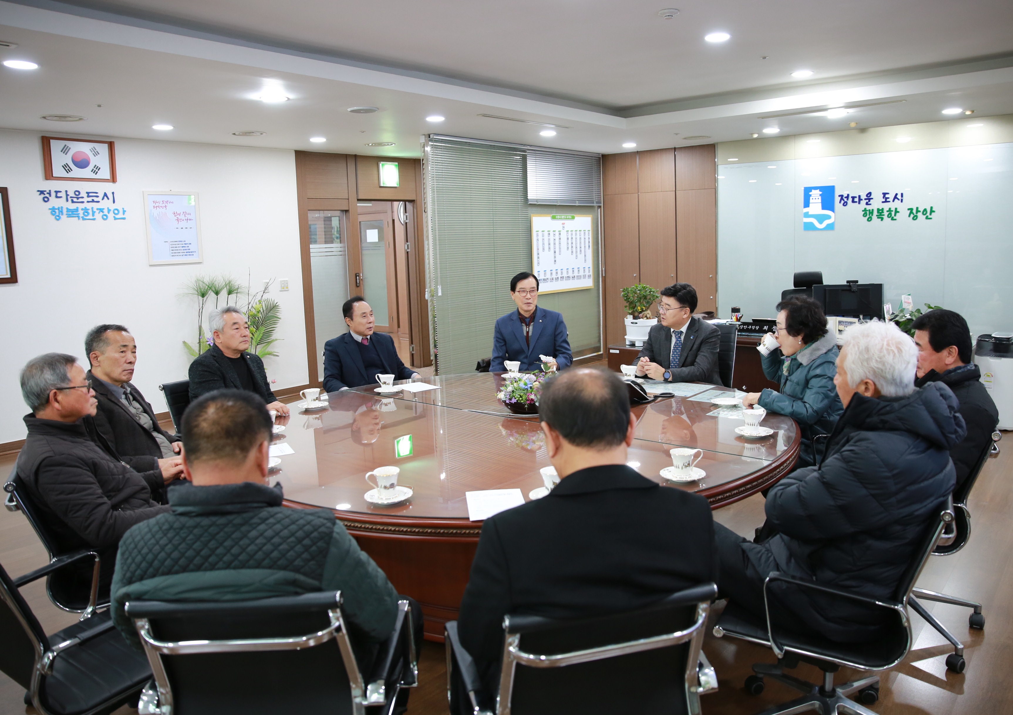 장안구 前주민자치위원장협의회 이웃돕기 백미전달식3번 사진