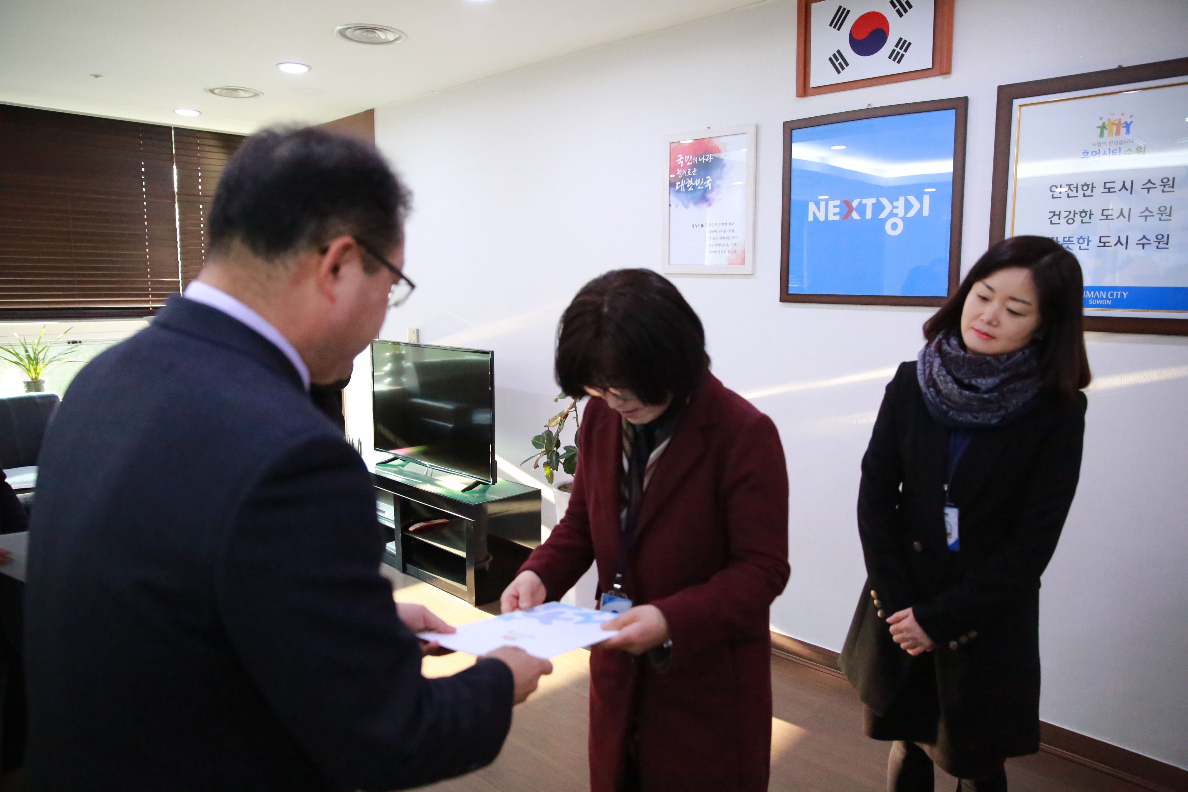 신규임기제공무원 사령교부2번 사진