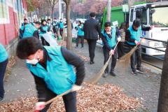 간부공무원과 함께하는 장안구 낙엽청소10번 사진