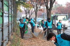 간부공무원과 함께하는 장안구 낙엽청소4번 사진