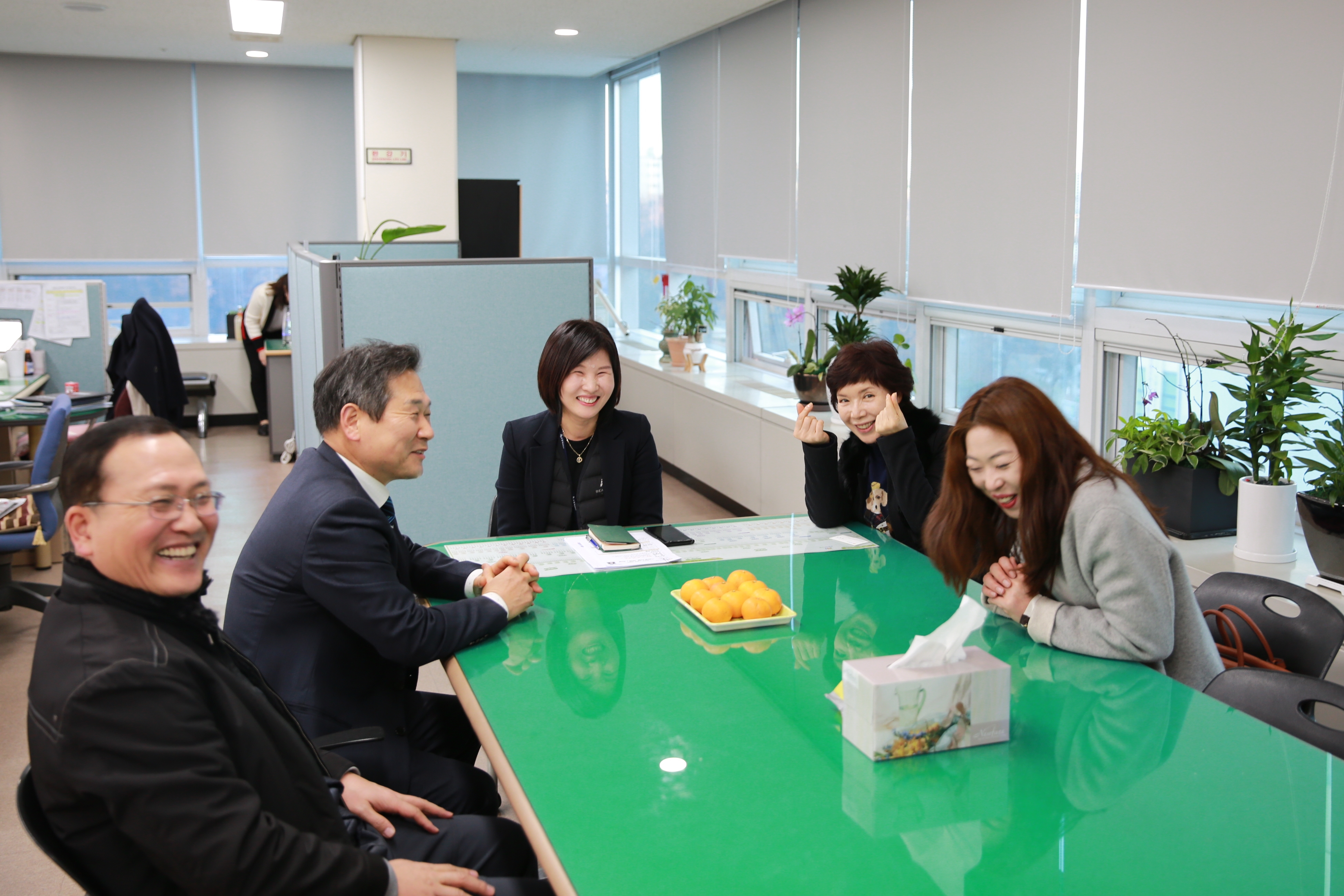 장안구 노래방연합회 이웃사랑 라면 전달식2번 사진